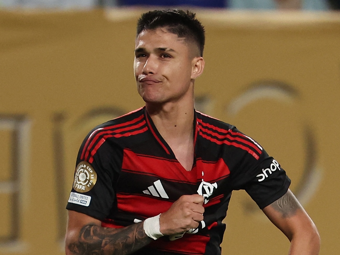Luiz Araújo comemora gol em Flamengo x Espérance, jogo do Mundial: um tento e uma assistência (Foto: FRANCK FIFE / AFP)