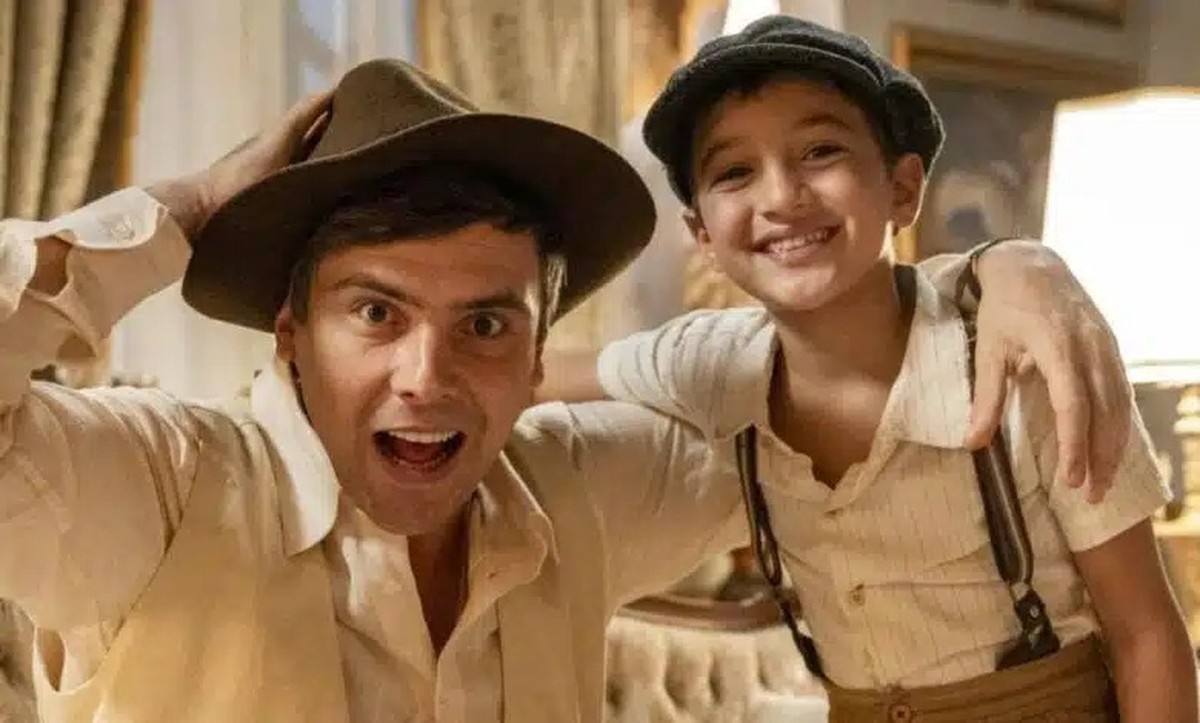 Candinho (Sergio Guizé) e Samir (Davi Malizia) em 'Êta mundo melhor!' (Foto: Reprodução/TV Globo)