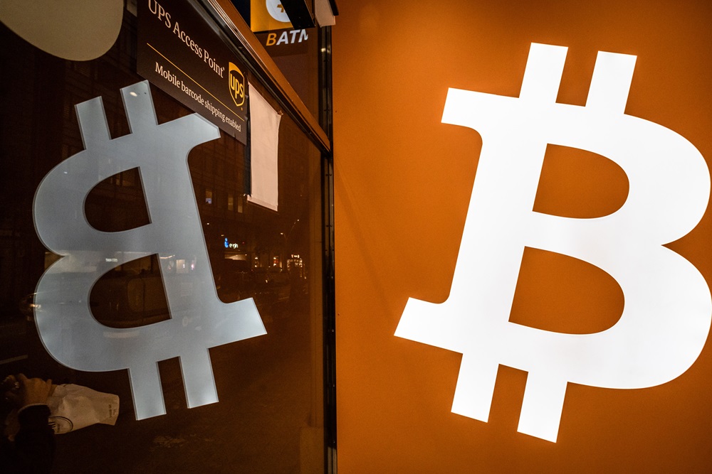 Logo do Bitcoin em uma exchange de criptomoedas em Barcelona, Espanha. (Foto: Angel Garcia/Bloomberg)