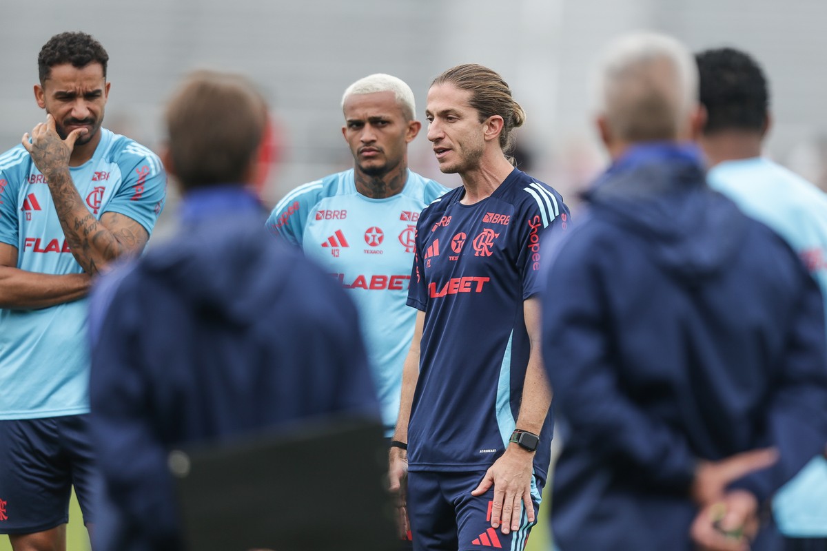 Flamengo deve reservar titulares no duelo contra o Los Angeles após classificação garantida Filipe Luís instruindo time do Flamengo em treino (Foto: Gilvan de Souza/ Flamengo)