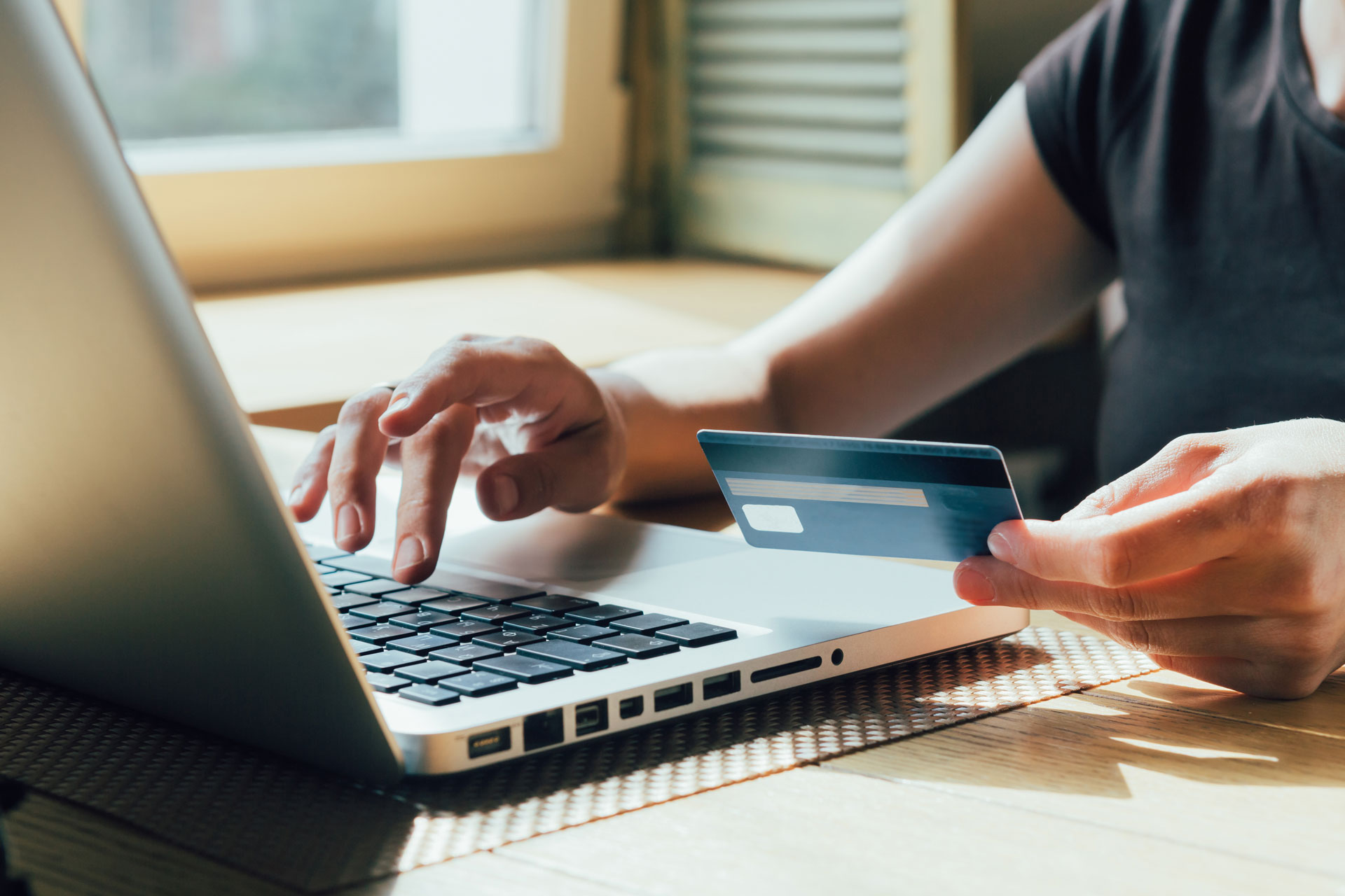 Bancos projetam desaceleração moderada do crédito para 2025, aponta pesquisa Crédito ou débito? Pagamento por cartão em compras online ainda é bastante comum no país (Foto: Leonardo Albertino)
