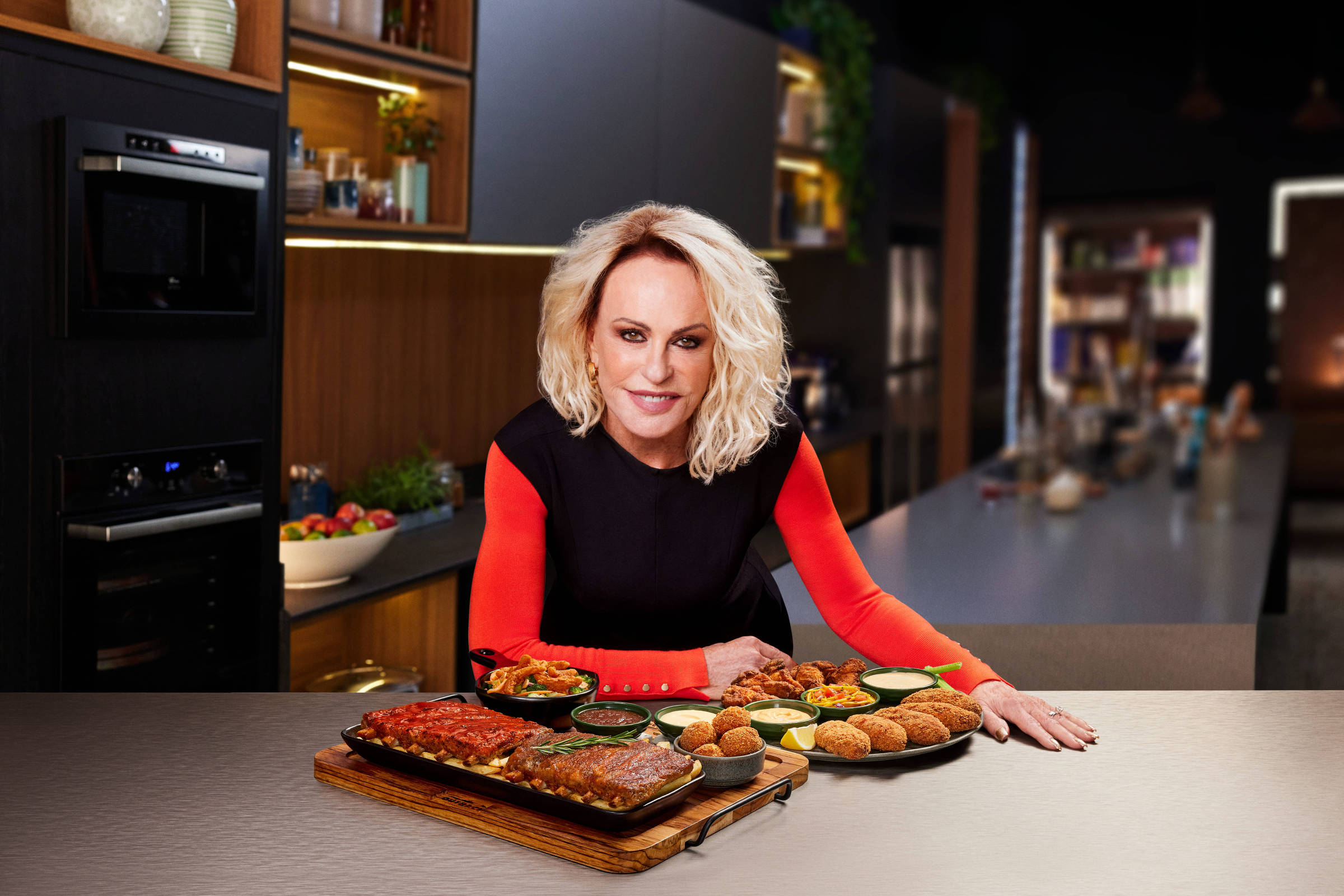 Outback apresenta novos pratos inspirados no reality 'Chef de Alto Nível' da Globo Ana Maria Braga, apresentadora do reality da Globo 'Chef de Alto Nível', com pratos de participantes incorporados ao menu do Outback (Foto: Divulgação)