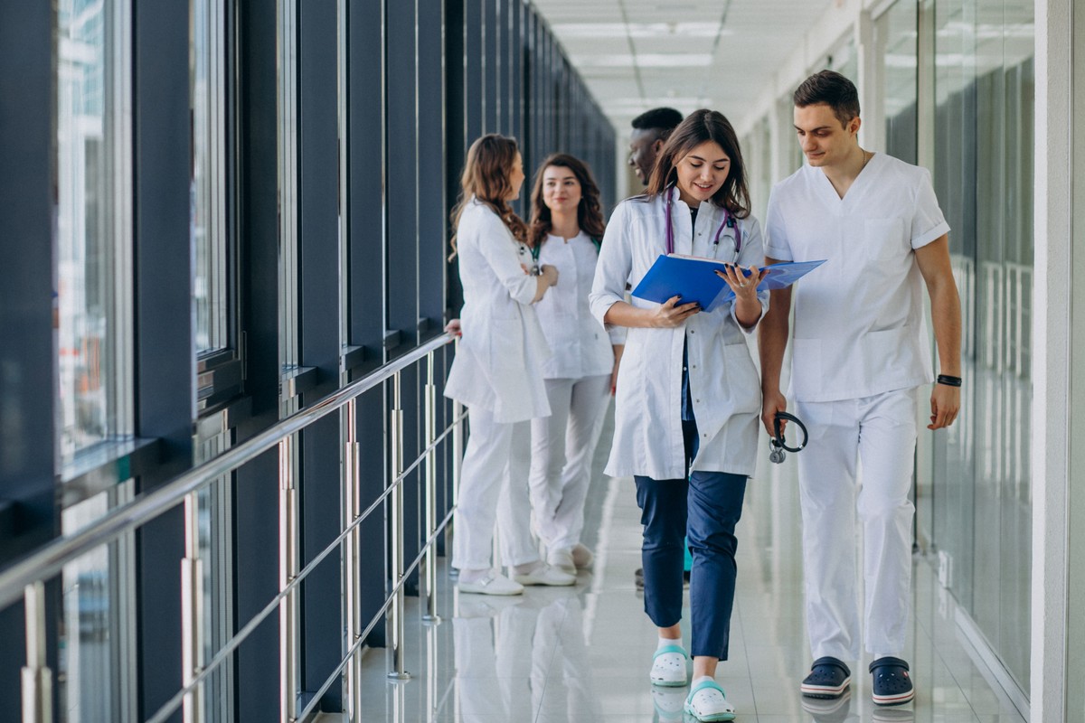 Crescimento de cursos de especialização gera preocupação na falta de residências médicas Cursos não conferem título de especialista (Foto: Freepik)