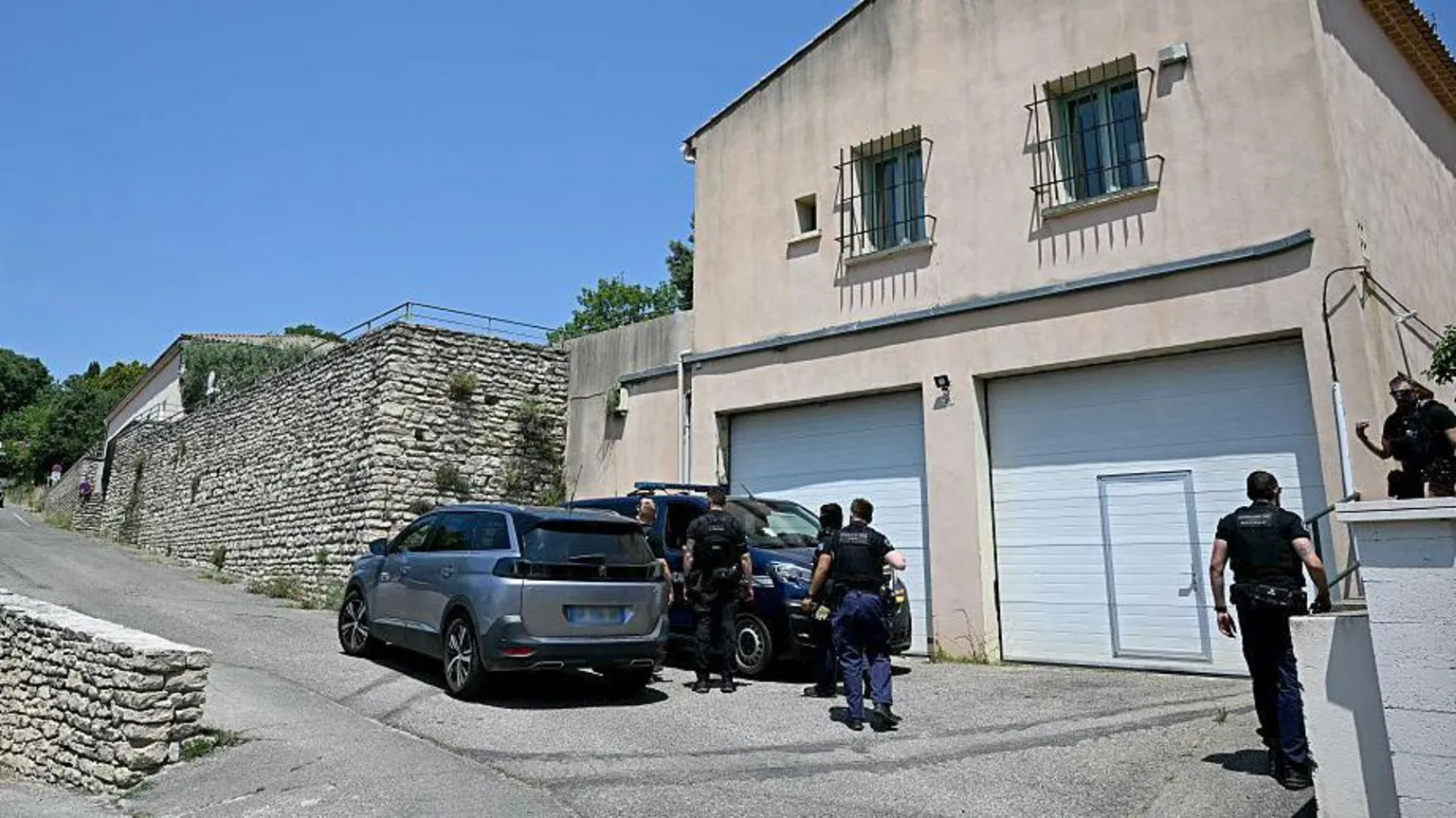 Noiva é morta em ataque durante festa de casamento na França A cena em Goult foi isolada pela polícia (Foto: AFP via Getty Images)