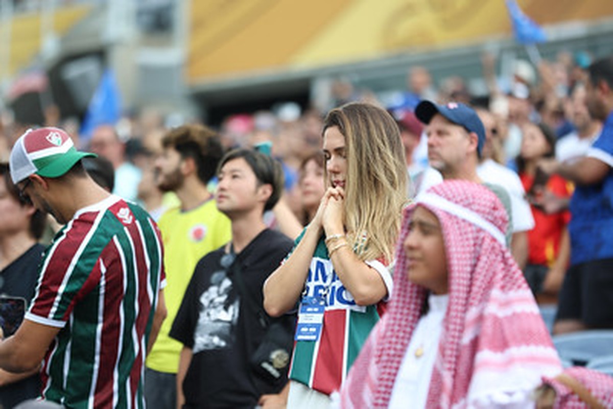 Carol Portaluppi começa a rezar durante o jogo (Foto: LUCAS MERÇON / FLUMINENSE F.C.)