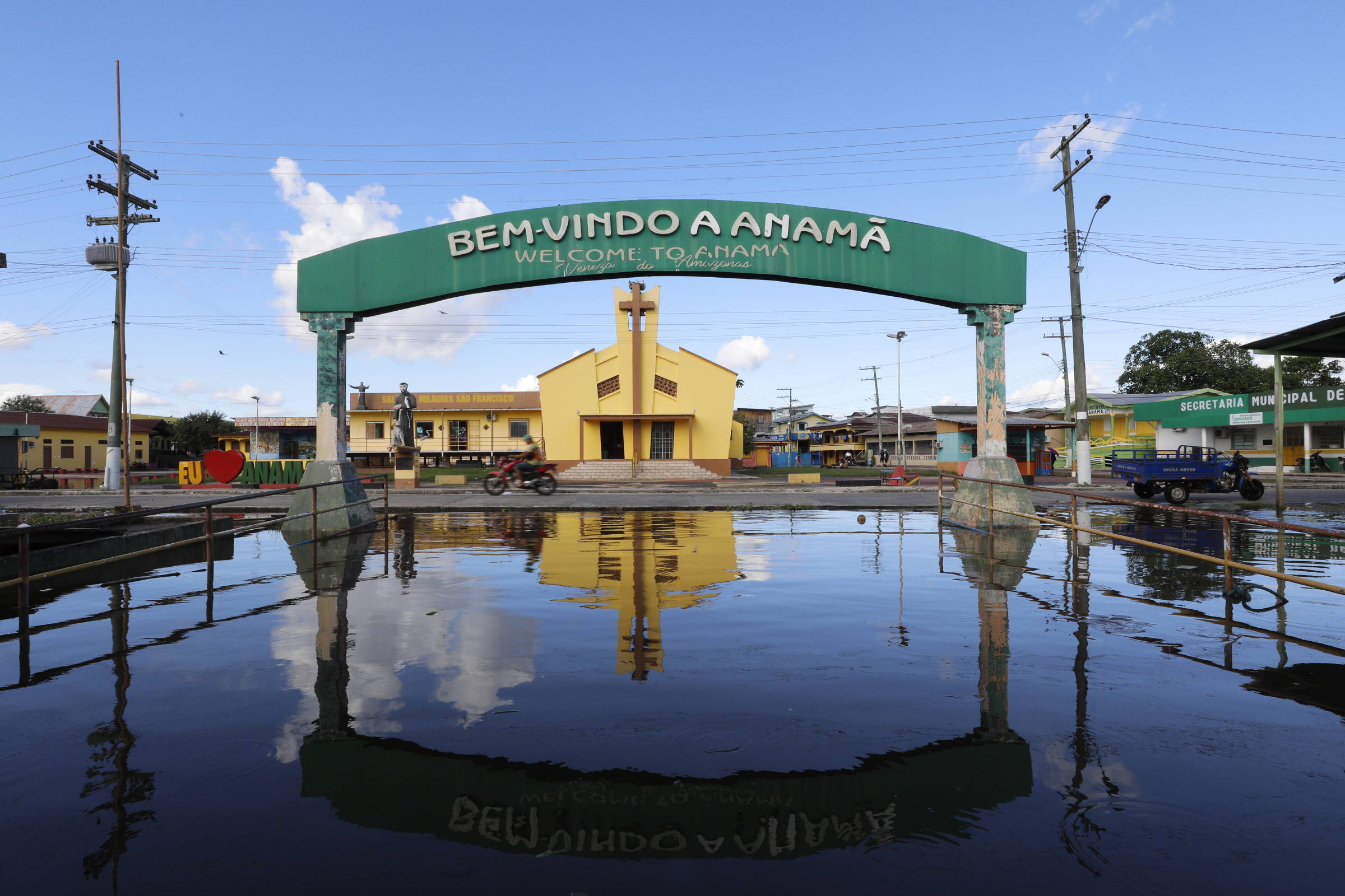 Cheia de rios no Amazonas afeta meio milhão de pessoas em 2025, alerta governo Entrada do município de Anamã, no Amazonas, durante período de cheia dos rios (Foto: Antonio Lima/Secom Amazonas)