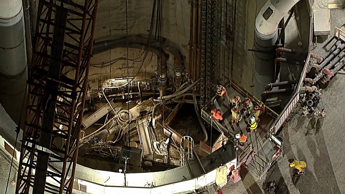 Desabamento de obra de saneamento em Los Angeles deixa 31 operários presos a 137 metros 31 operários sem ferimentos após operação com mais de 100 bombeiros na região de Wilmington (Foto: Reprodução/X)