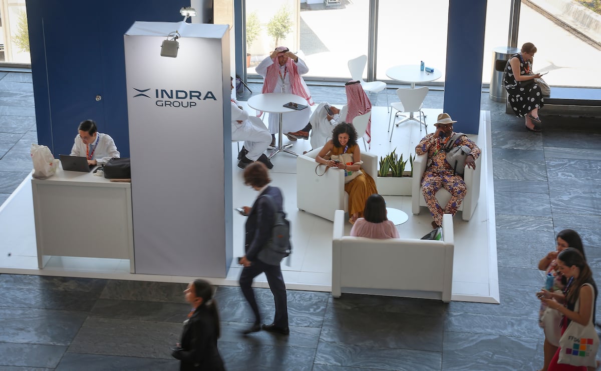 ONU busca engajar setor privado diante de cortes em investimentos para o desenvolvimento Um estande da Indra na cúpula da ONU em Sevilla. (Foto: Alejandro Ruesga)
