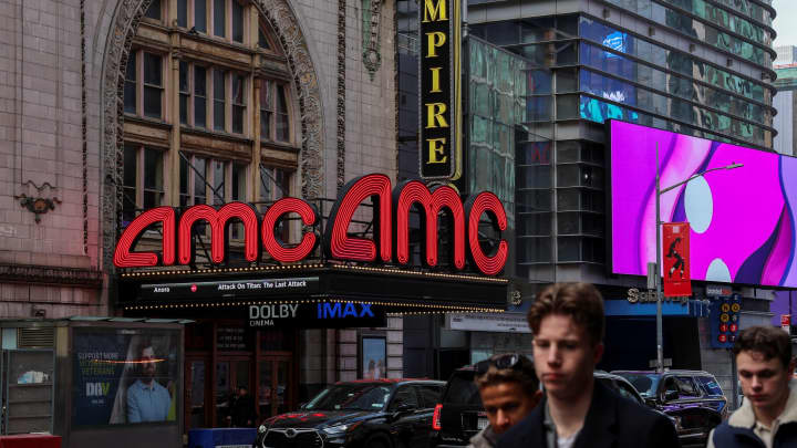 Ações da AMC disparam após redução de prejuízos na rede de cinemas Pessoas caminham em frente a um cinema AMC em Manhattan, na cidade de Nova York, EUA, em 25 de fevereiro de 2025. (Foto: Jeenah Moon | Reuters)