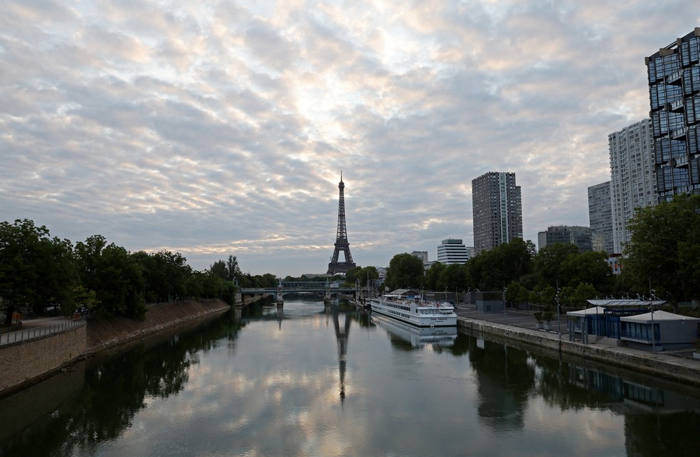 Rio Sena resfria o Louvre e garante conforto no verão parisiense Água do rio Sena é responsável por resfriar mais de 800 edifícios em Paris. (Foto: Esa Alexander/Reuters)