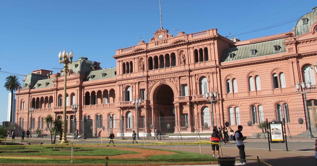 A Casa Rosada, residência oficial do presidente da Argentina e um dos pontos turísticos da capital, Buenos Aires (Foto: Felipe Moreira/Estadão)