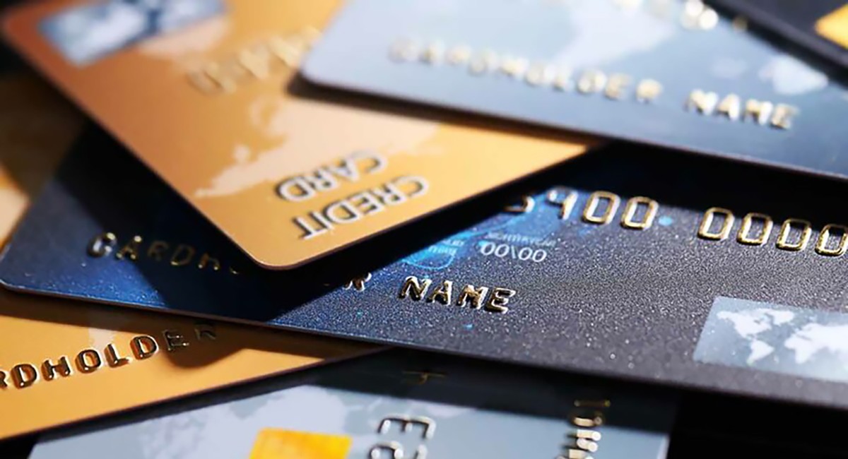 Juros do cartão de crédito rotativo sobem para 449,9% em maio, aponta Banco Central Brasileiros querem saber como pagar boleto com cartão de crédito: é o que mostra pesquisa do Google (Foto: Reprodução)