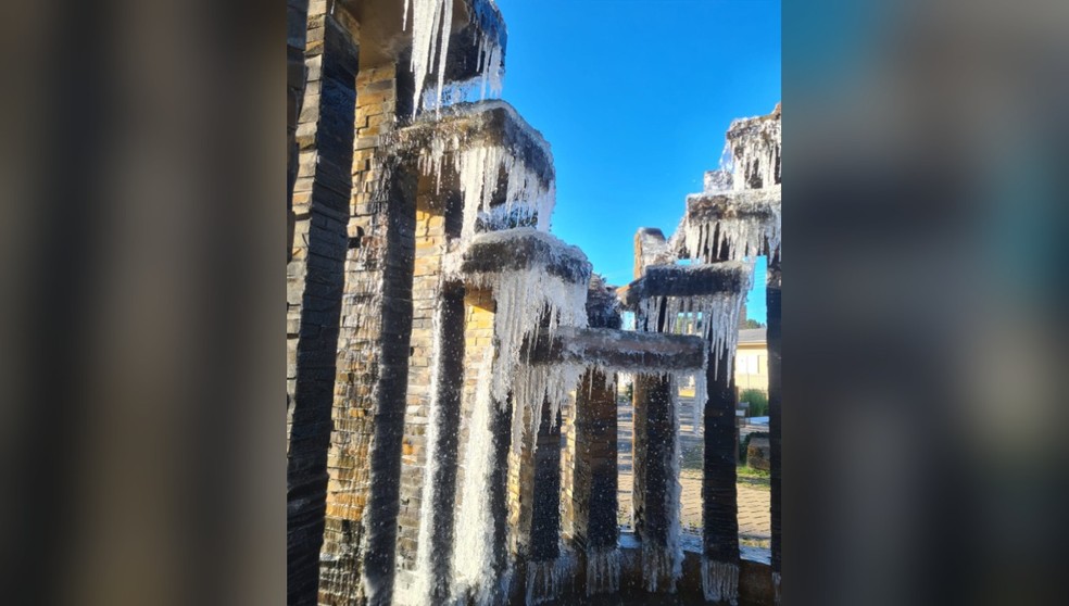 Santa Catarina enfrenta o dia mais frio do ano com -8ºC e chafariz congelado Chafariz congelado em Bom Jardim da Serra, nesta terça-feira (24) — Foto: Sérgio Felipe Rodrigues/Arquivo Pessoal