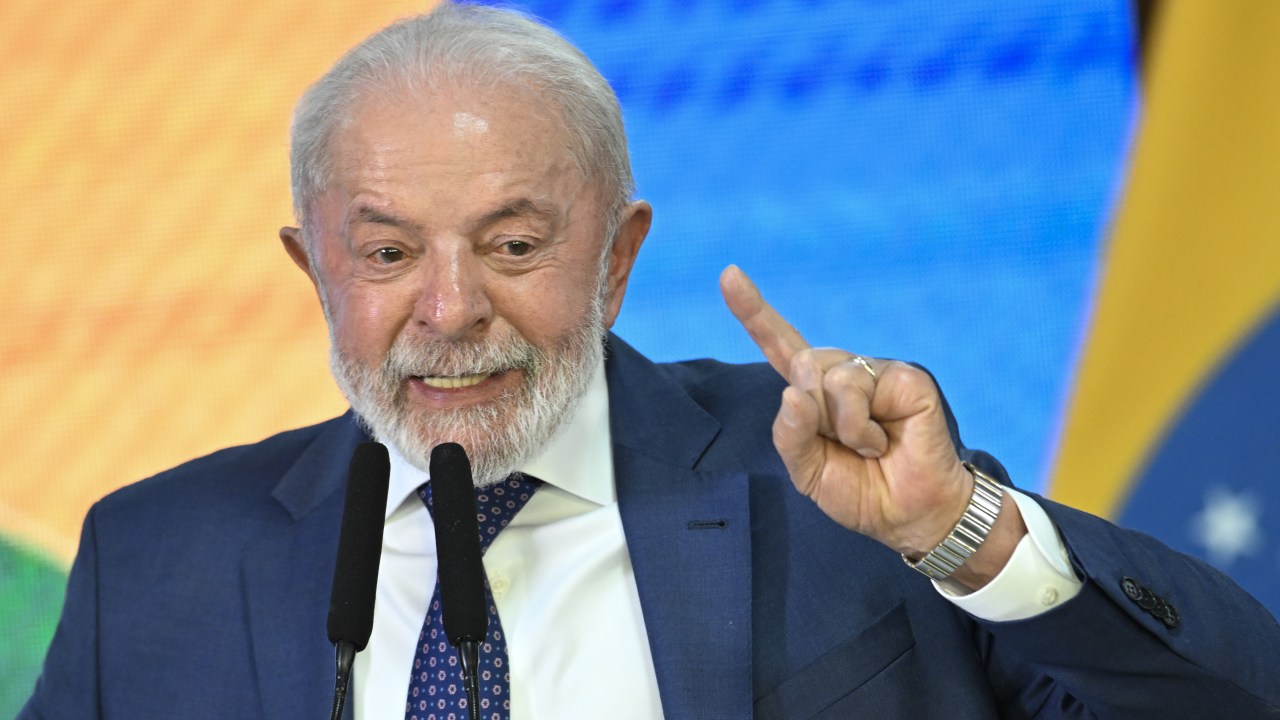 Presidente Lula durante anúncio de plano de socorro às empresas atingidas por tarifaço dos EUA. 13/8/2025 (Foto: Mateus Bonomi/Anadolu/Getty Images)