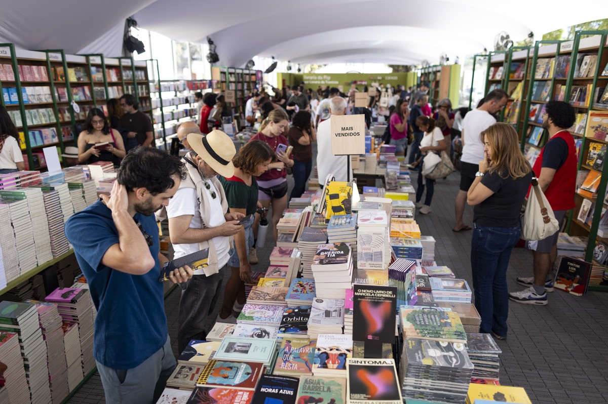 Valter Hugo Mãe e Rosa Montero dominam vendas na livraria oficial da Flip Movimento na Livraria da Travessa na Flip, em Paraty (Foto: Márcia Foletto)