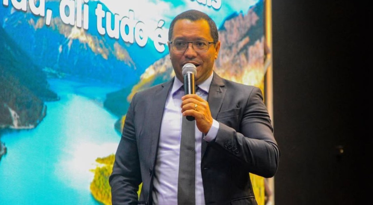 Fiéis ajudam pastor a confessar traição e buscar perdão da esposa Pastor Ailton Novaes (Foto: Redes Sociais/Reprodução)