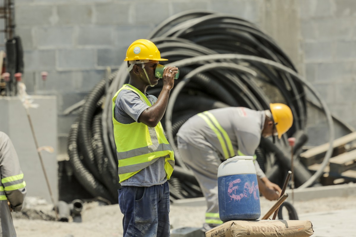 Redução da jornada de trabalho gera polêmica entre especialistas e trabalhadores Operários trabalham no Rio (Foto: Gabriel de Paiva/Agência O Globo)