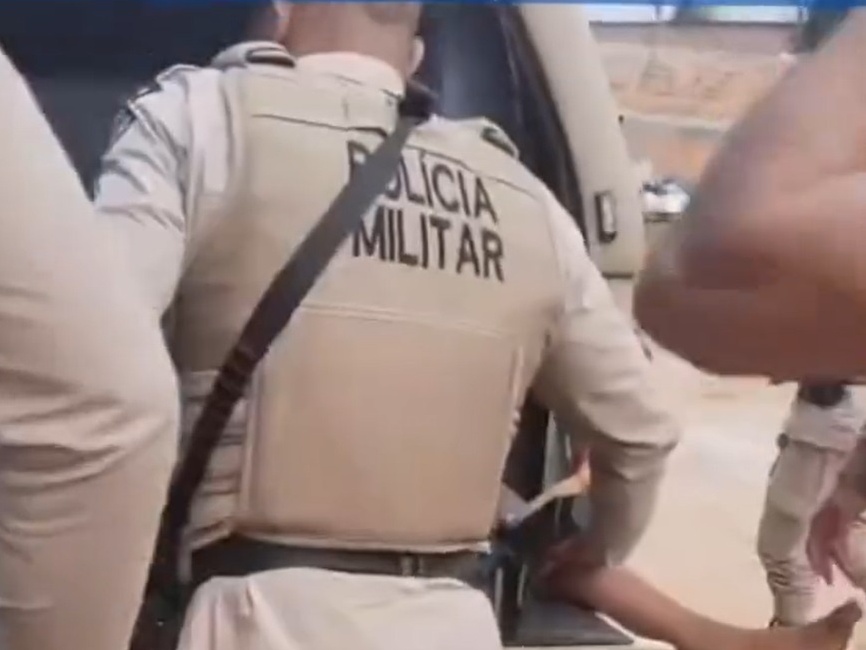 Família clama por justiça após morte de jovens em ação da PM na Bahia Momento em que policiais arrastaram jovem para camburão foi gravado (Foto: Reprodução de vídeo)