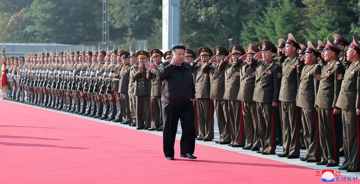 Kim Jong-un, líder da Coreia do Norte, inspeciona tropas em Pyongyang (Foto: KCNA VIA KNS / AFP)