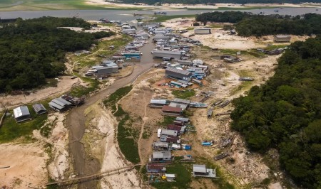 Em 2024, durante a seca severa que acometeu a região amazônica, onde estão as bacias dos rios Trombetas e Madeira, muitos estudantes não puderam frequentar aulas (Foto: Rafa Neddermeyer/Agência Brasil)
