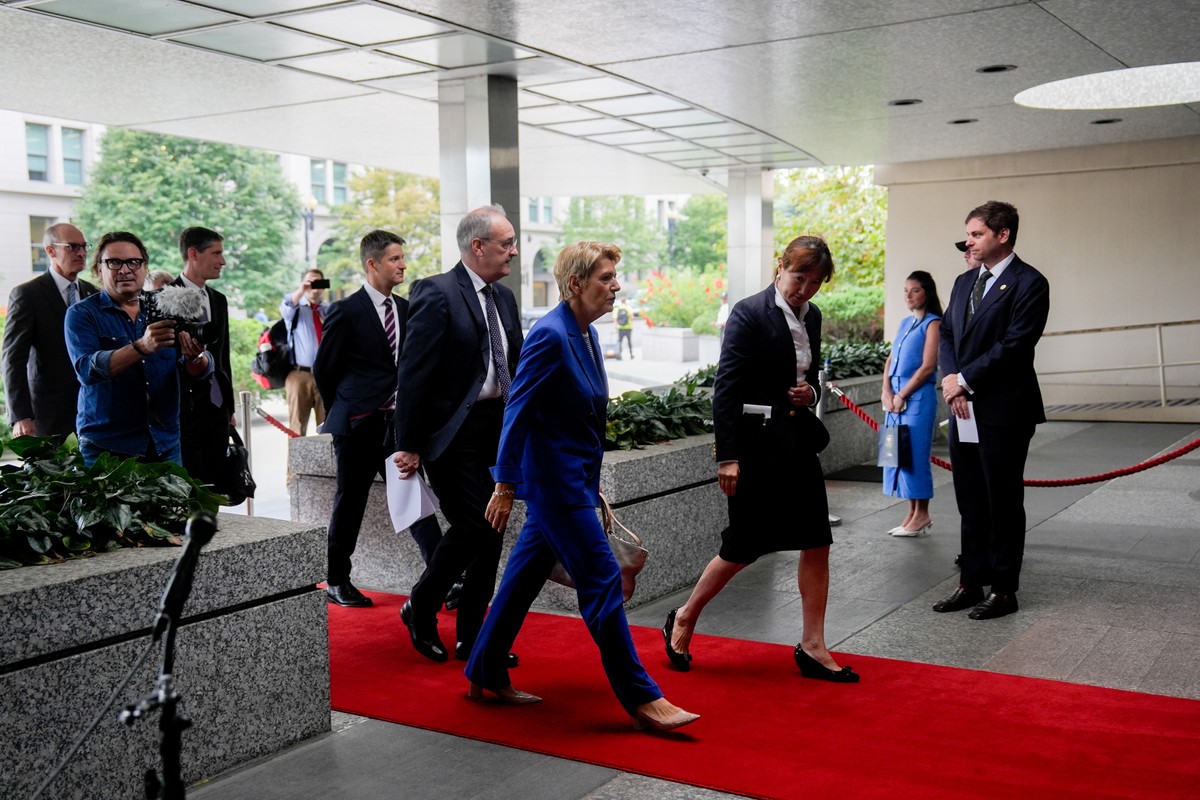 Karin Keller-Sutter, presidente da Suíça, ao centro, e Guy Parmelin, ministro da Economia da Suíça, ao centro à esquerda, chegam ao Departamento de Estado dos EUA, em Washington, em 6 de agosto (Foto: Kent Nishimura/Bloomberg)