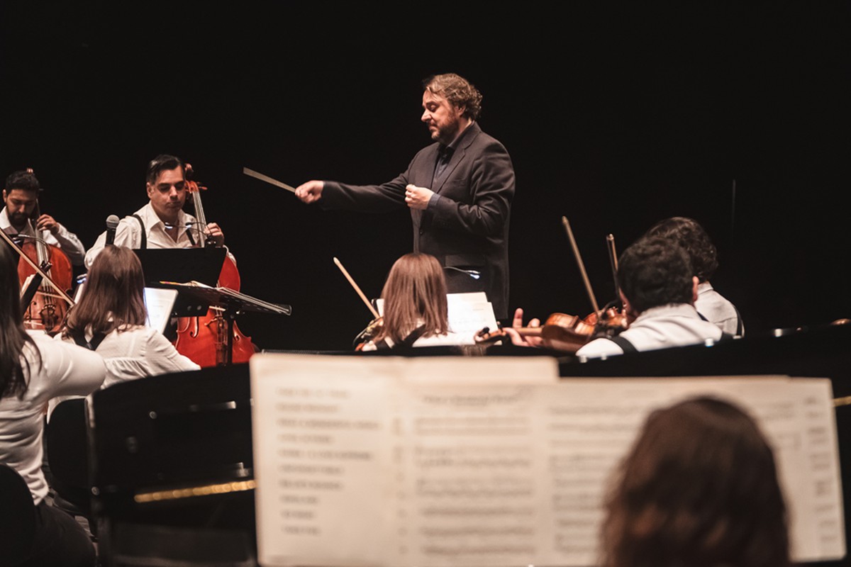 ‘Feliz ano velho, a ópera’ é apresentada gratuitamente na Praia de Copacabana Orquestra Ouro Preto (Foto: Rapha Garcia/divulgação)
