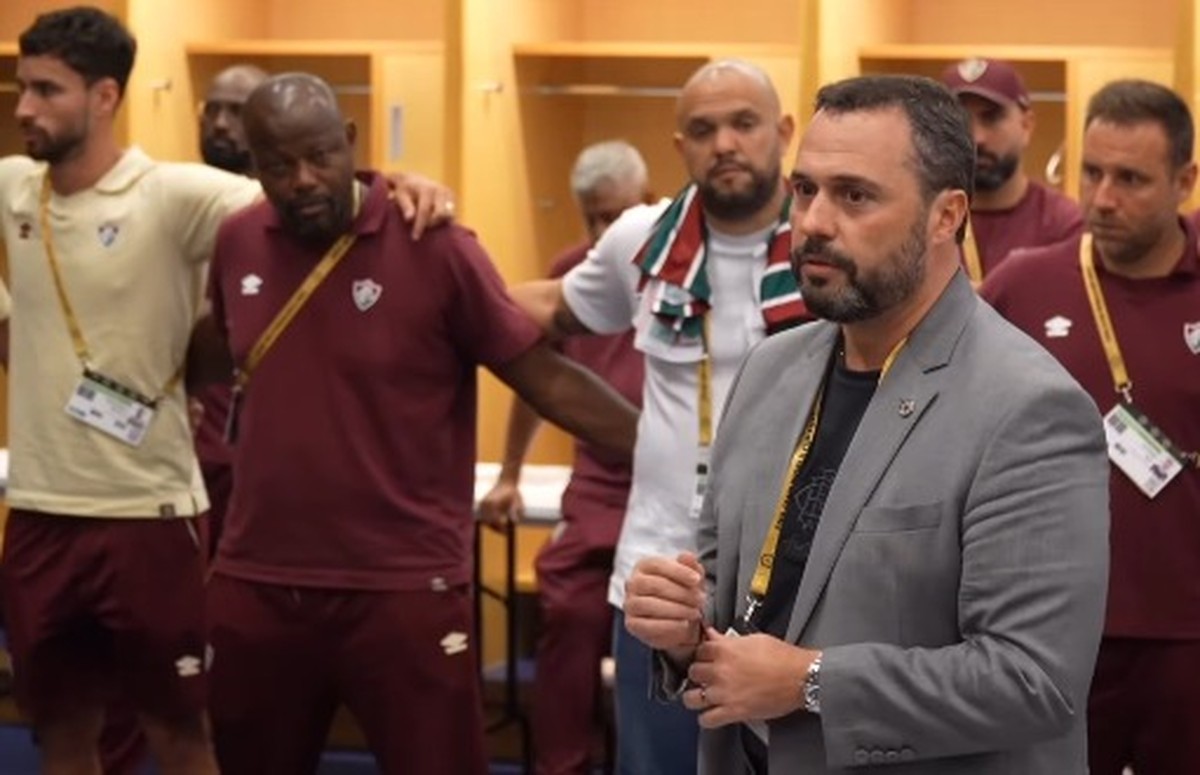 Fluminense recebe apoio da torcida em 'AeroFlu' após conquista histórica no Mundial Mario Bittencourt, presidente do Fluminense, falou aos jogadores e comissão técnica após a derrota contra o Chelsea (Foto: Reprodução)