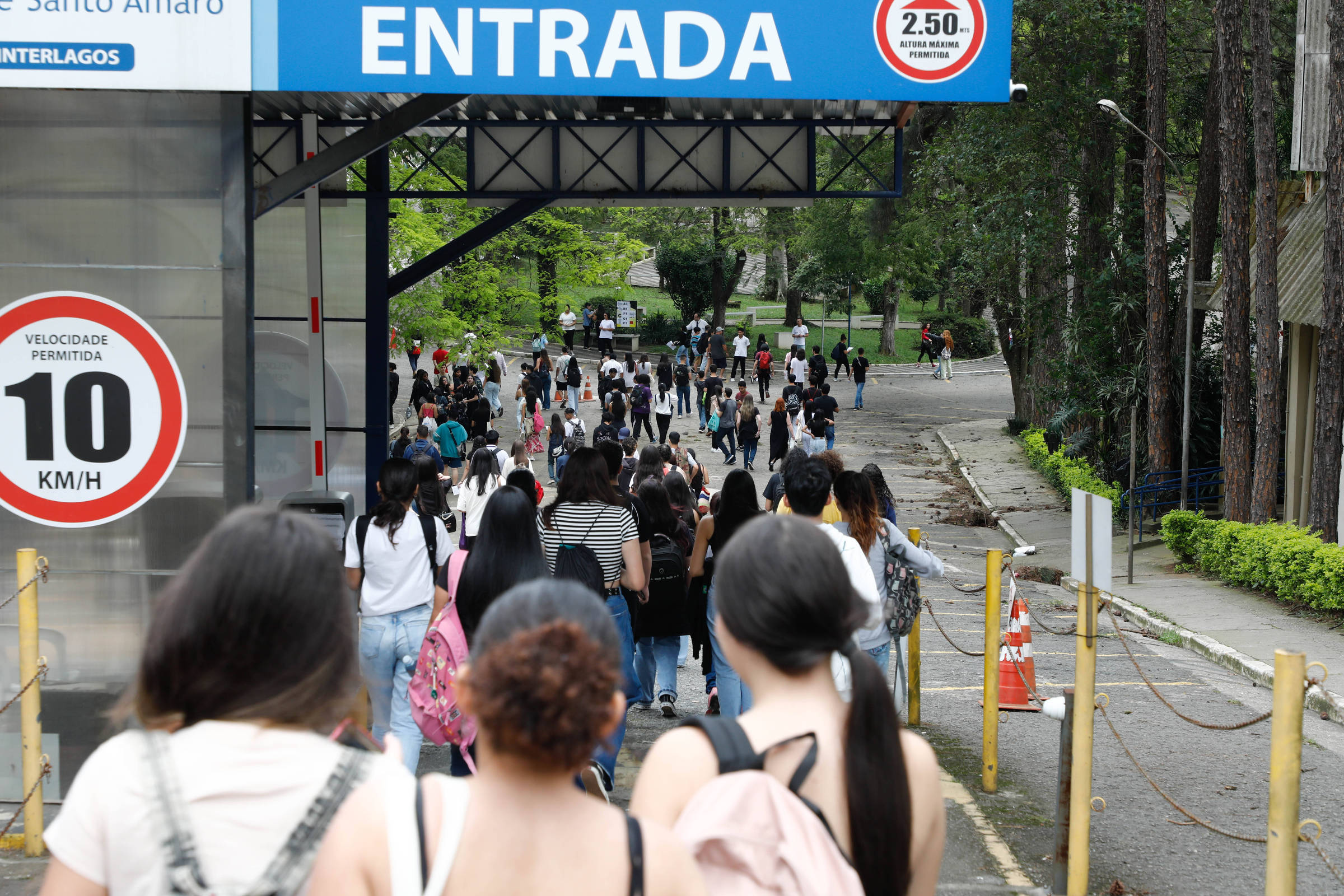 Estudantes chegam à Unisa da Cidade Dutra, em São Paulo, para o primeiro dia do Enem 2023 (Foto: Rubens Cavallari-5.nov.2023/Folhapress)