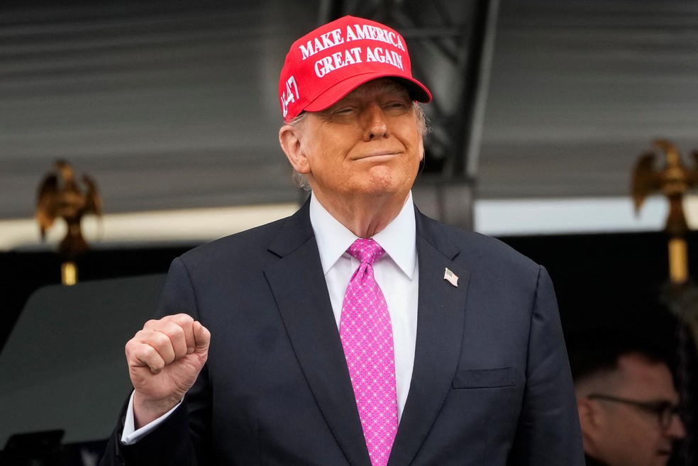 Trump defende mudança de regime no Irã e adota slogan 'MIGA' em discurso Boné com o slogan de Trump (Foto: Eduardo Munoz/Reuters)