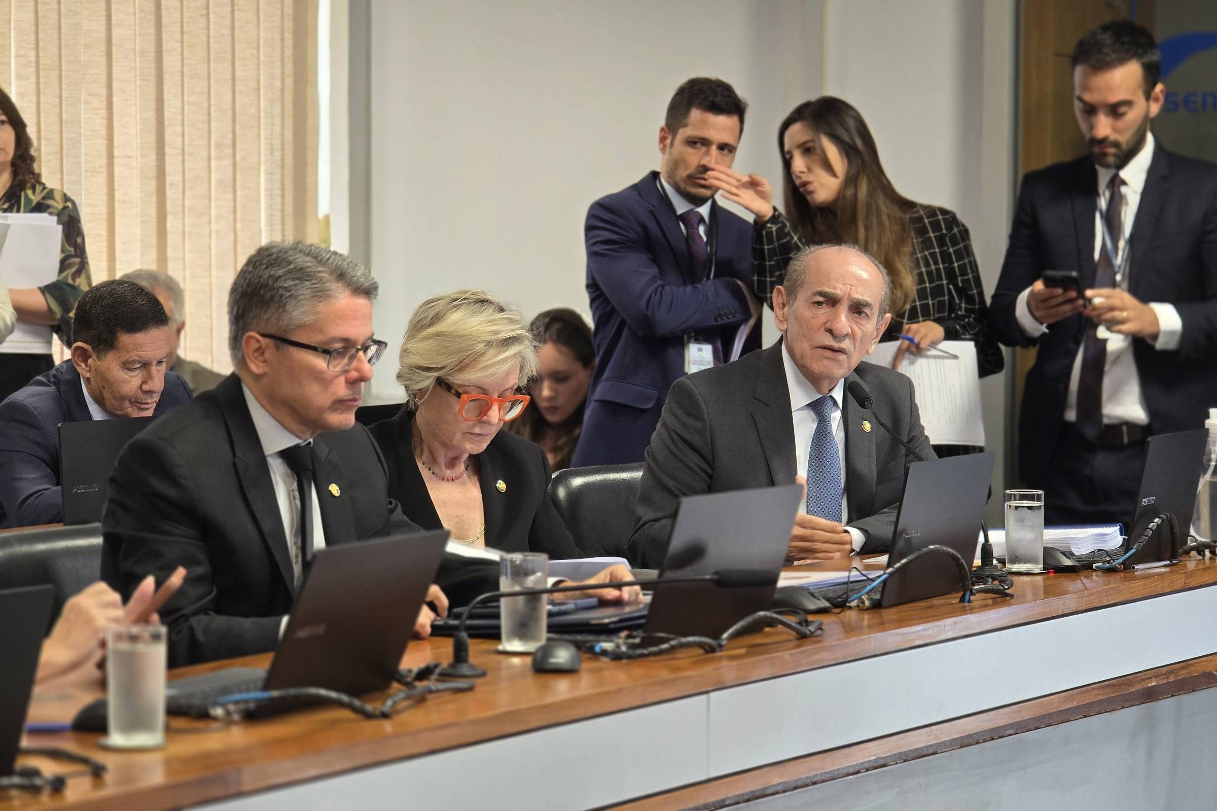 Senado adia votação do Código Eleitoral e retoma debate sobre voto impresso Senador Marcelo Castro (MDB-PI), à direita na foto, sentado, lê seu relatório sobre o novo Código Eleitoral na Comissão de Constituição e Justiça do Senado (Foto: Ranier Bragon/Folhapress)