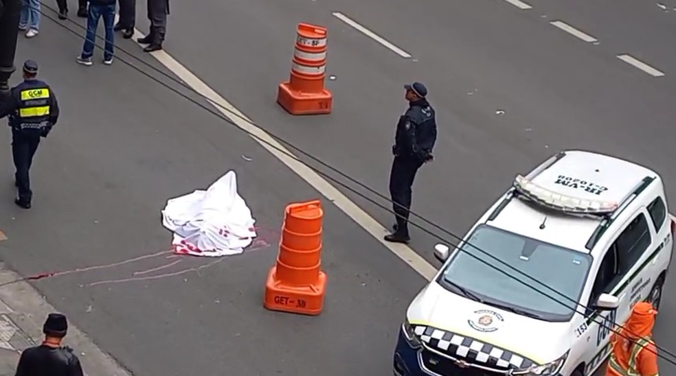 Homem é esfaqueado e morre após briga por tentativa de matar cachorros em SP Homem foi perseguido e esfaqueado na avenida Ipiranga (Foto: Reprodução)