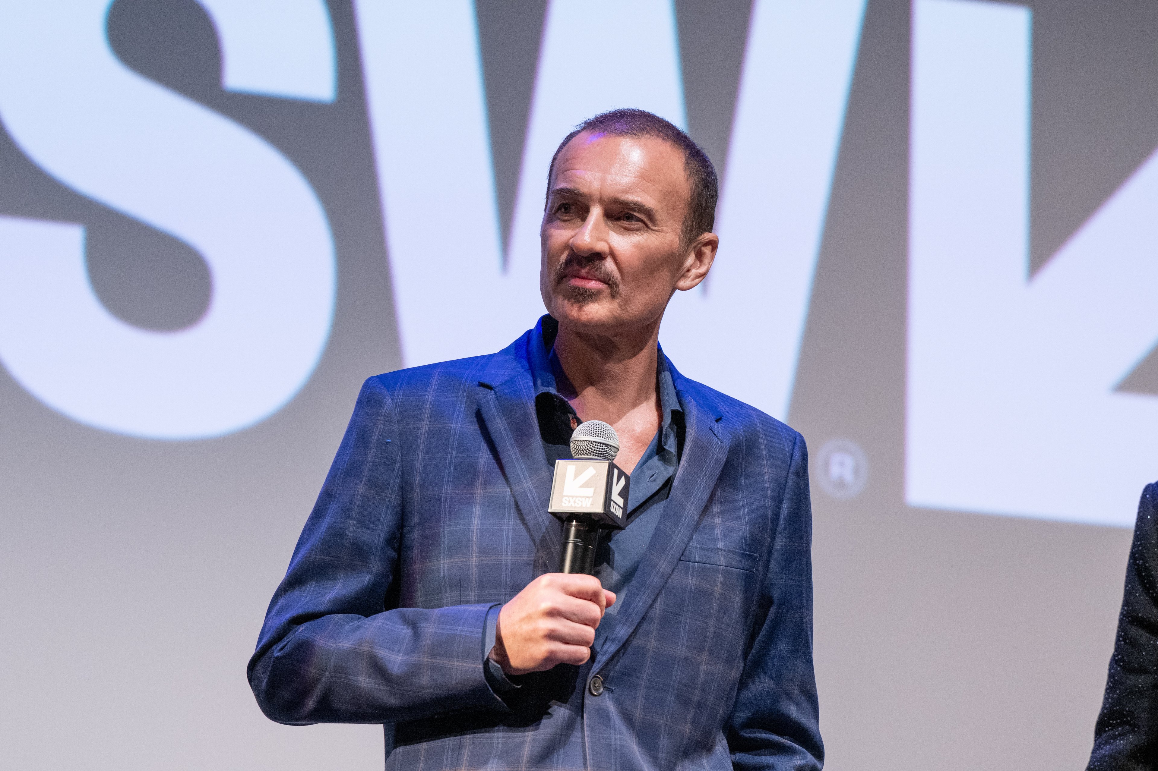 Julian McMahon, ator de 'Quarteto Fantástico', falece aos 56 anos Julian McMahon fala no palco durante a estreia norte-americana da sessão de perguntas e respostas de 'The Surfer' durante a Conferência e Festival SXSW 2025 no ZACH Theatre em Austin, Texas, em 10 de março de 2025. (Foto: Marcus Ingram/Getty Images for The Surfer)