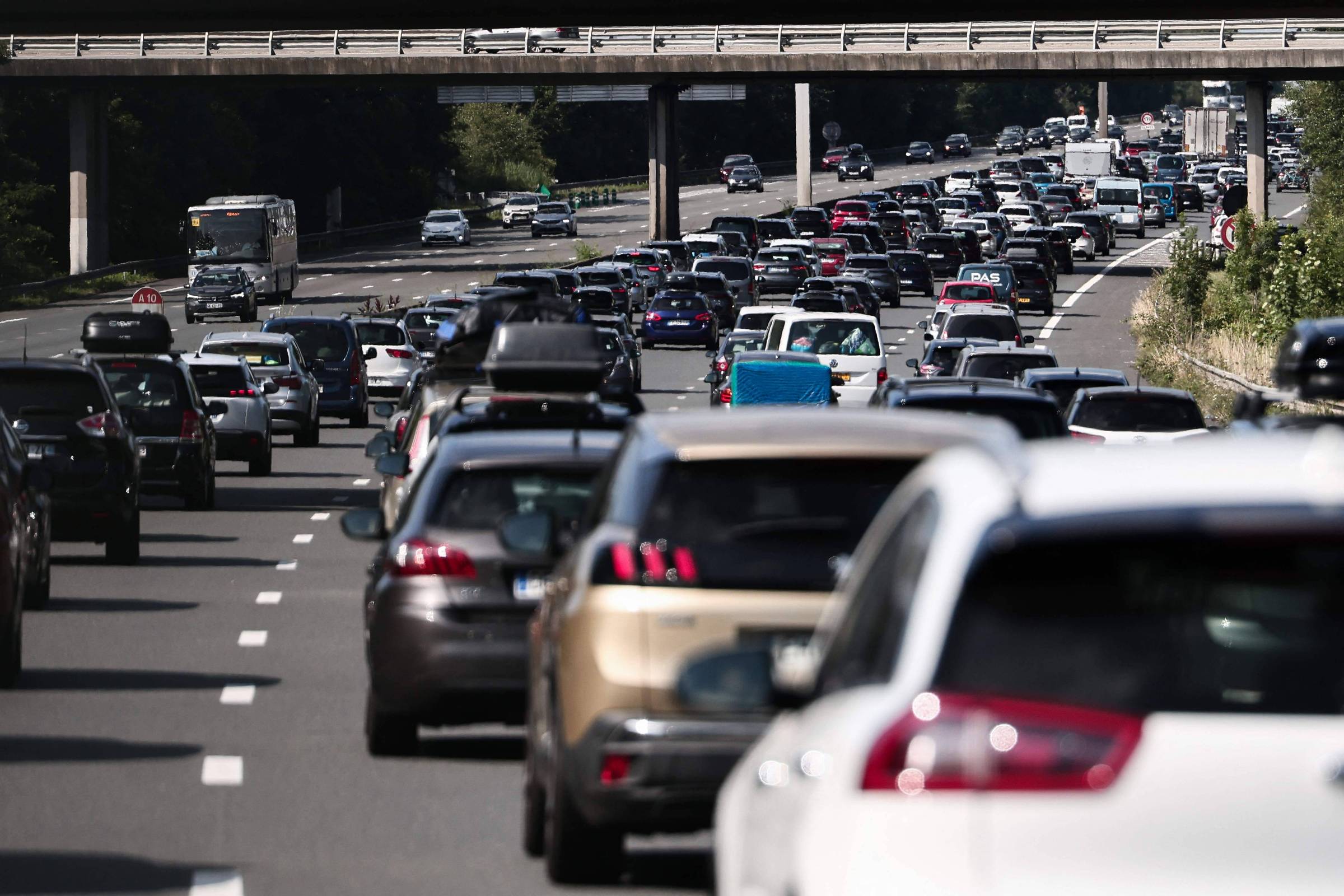 Veículos na rodovia autoestrada A10 na altura de Saint-Arnoult-en-Yveline, no sul de Paris (Foto: Thibaud Moritz - 12.jul.25/AFP)