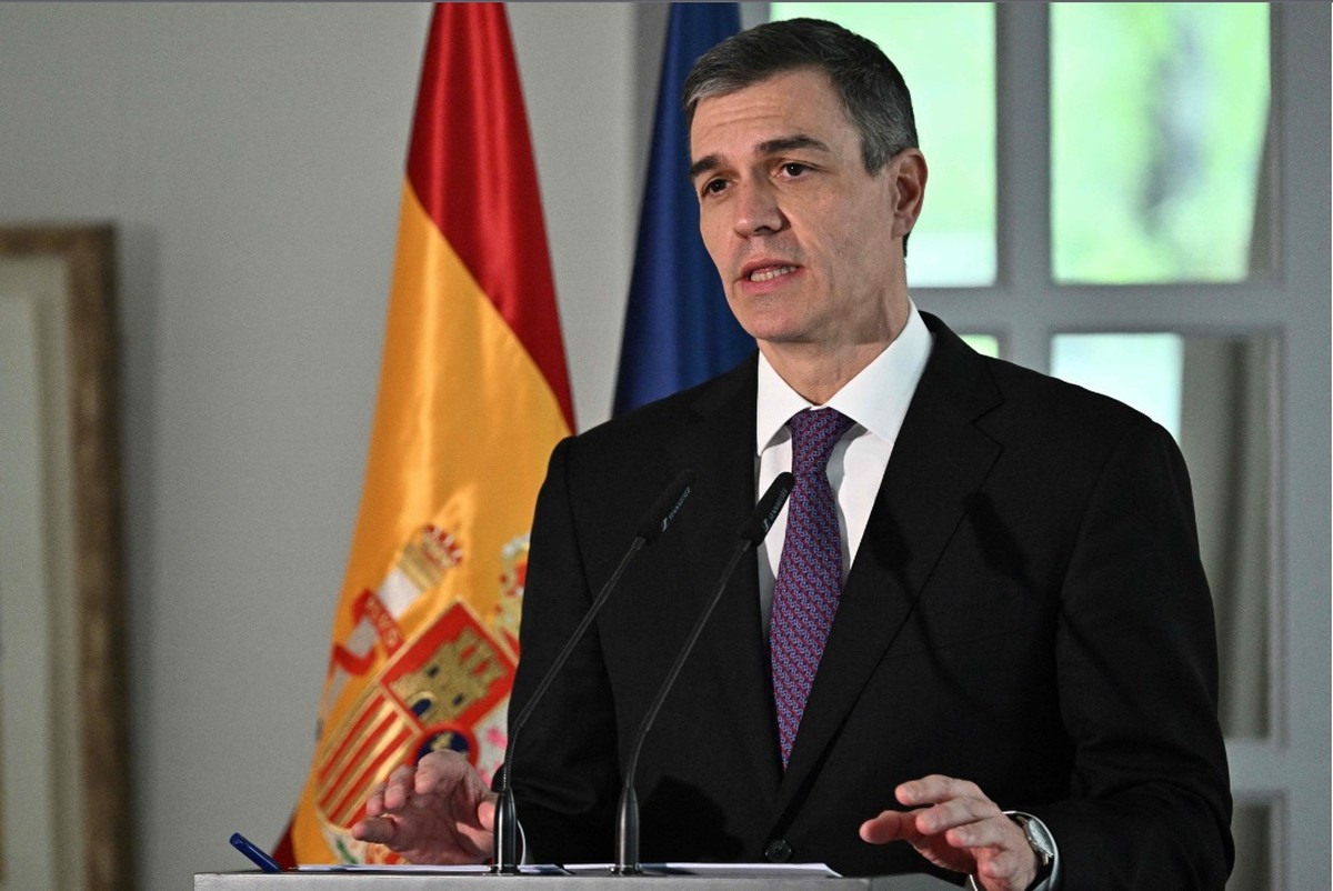 Governo espanhol critica medida que limita festas muçulmanas e aponta racismo O primeiro-ministro espanhol Pedro Sánchez participa de uma entrevista coletiva na embaixada da Espanha em Pequim, após se reunir com o presidente chinês Xi Jinping. (Foto: Pedro Pardo/AFP)