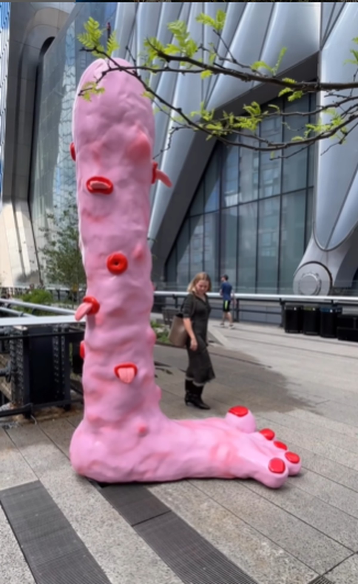 Escultura fálica que jorra água provoca alvoroço nas ruas de Nova York 'Fonte dos Pés', de Mika Rottenberg — Foto: Reprodução Instagram