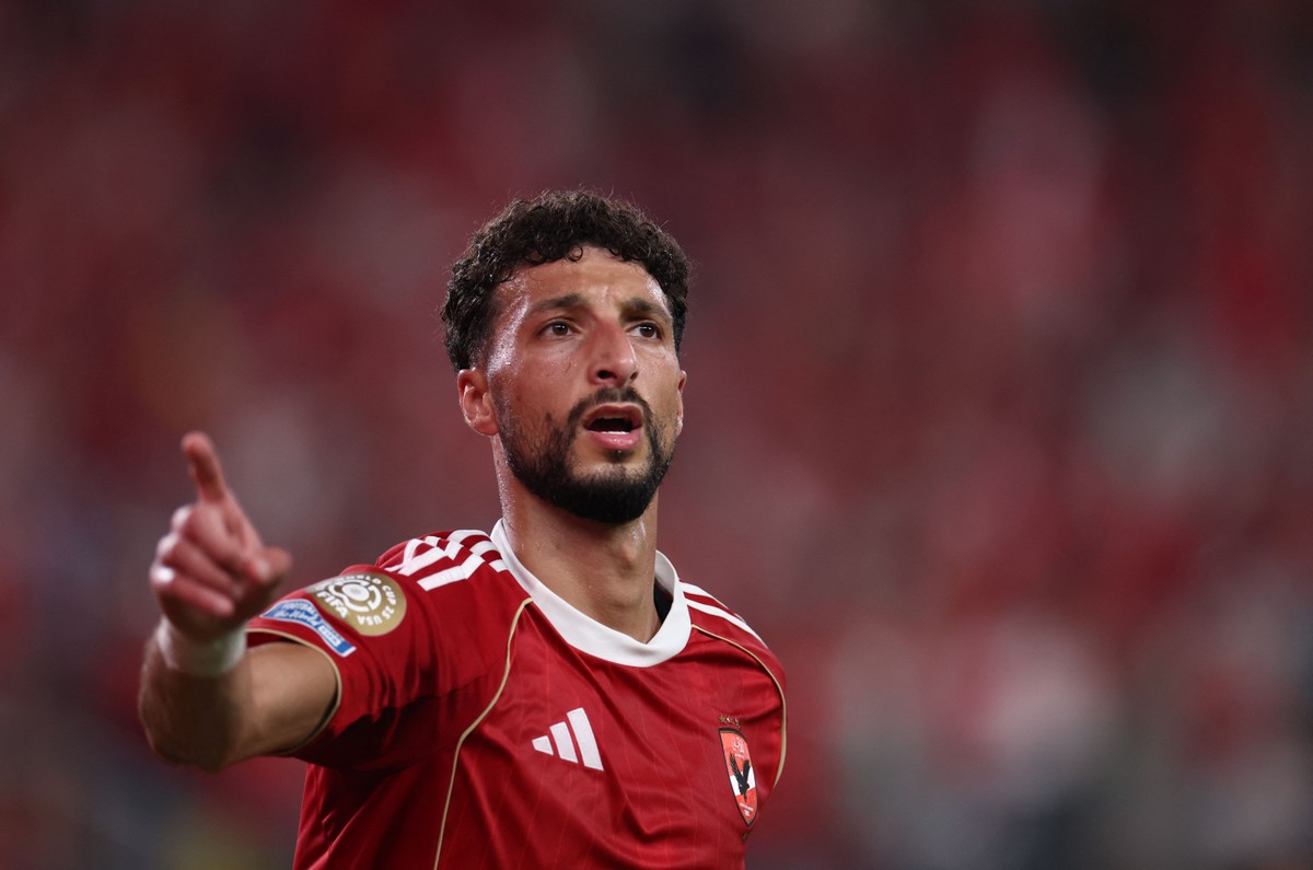 Palmeiras sofre gol contra, mas autor brilha com hat-trick na partida Wessam Abou Ali marcou três gols para o Al Ahly diante do Porto (Foto: FRANCK FIFE / AFP)