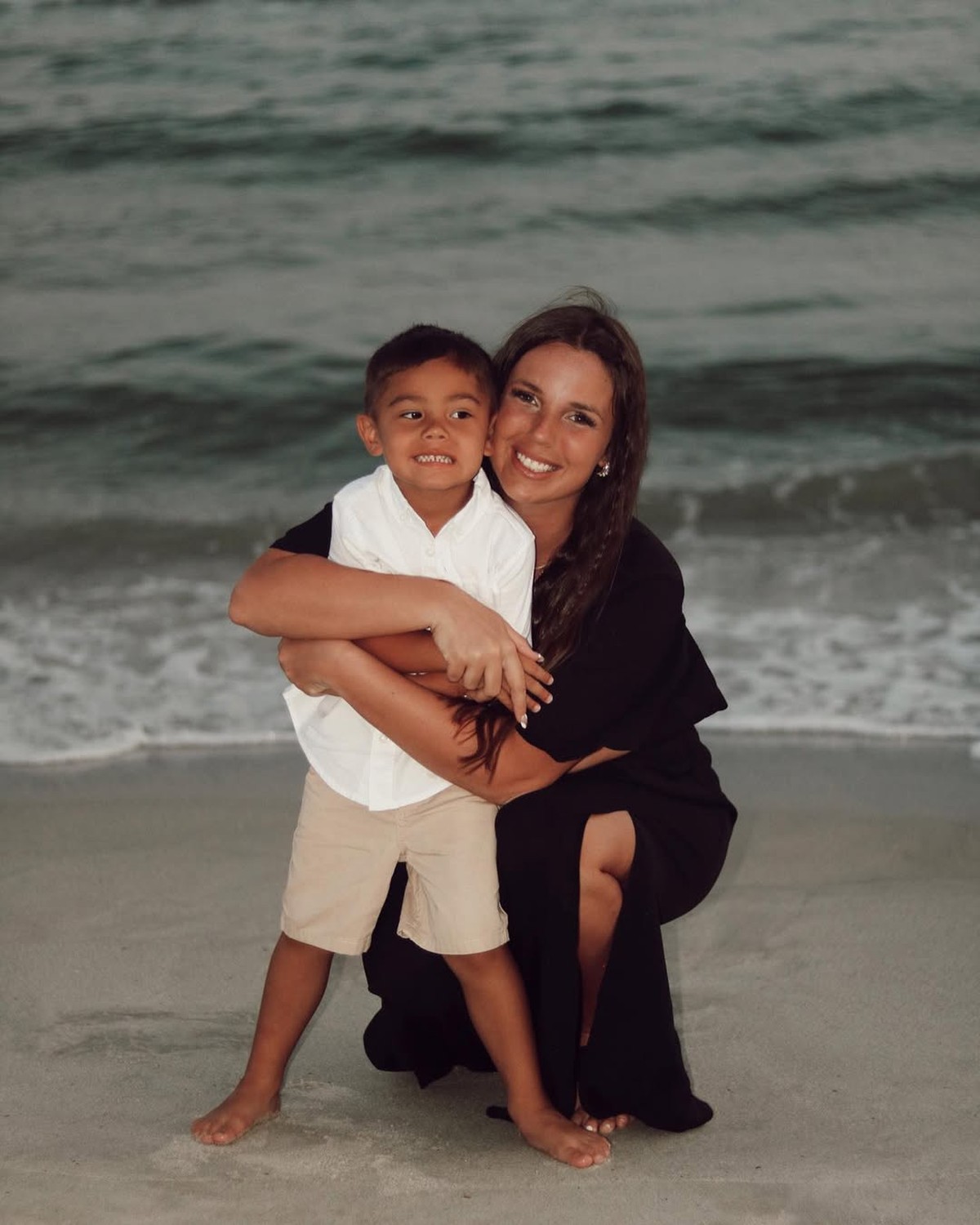 Mãe supera doença paralisante e emociona ao dizer 'eu te amo' ao filho Mallory Wilkerson com seu filho (Foto: Reprodução / Instagram)