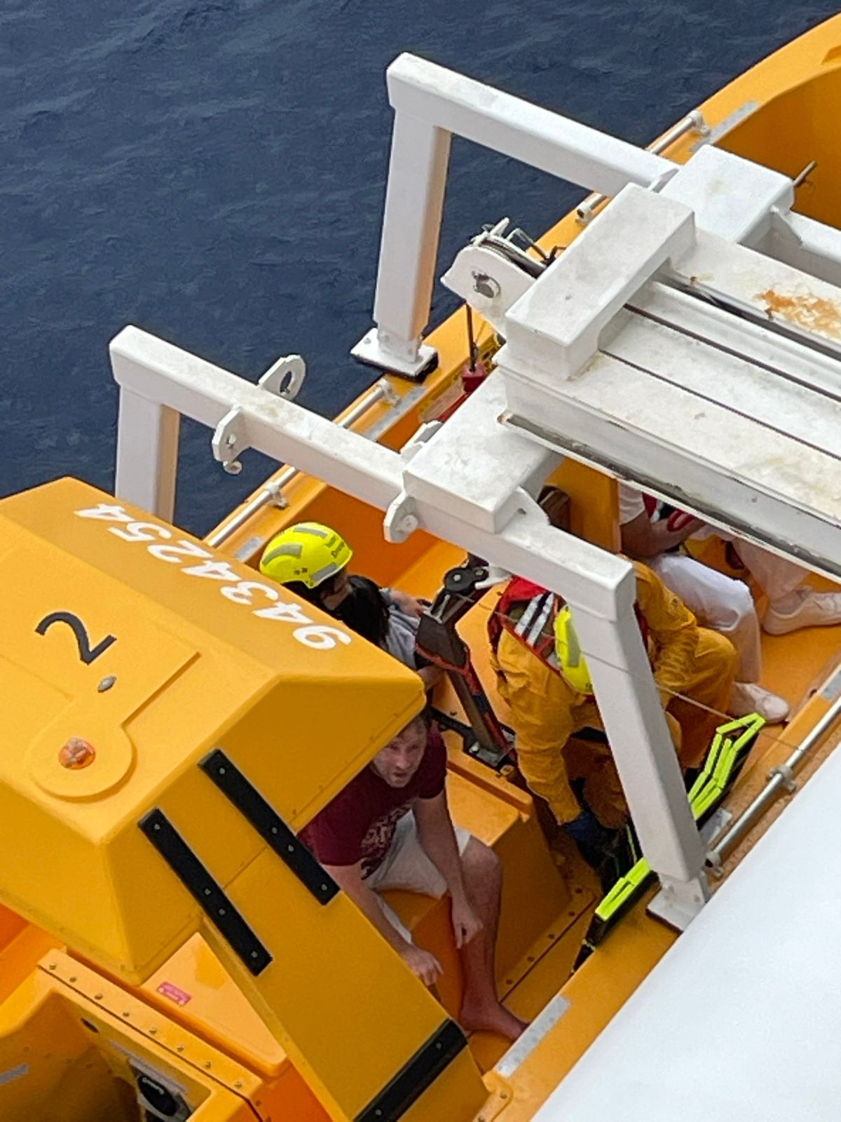 Pai se joga no mar para resgatar filha que caiu de cruzeiro da Disney Pai se joga no mar para resgatar filha que caiu de cruzeiro da Disney
