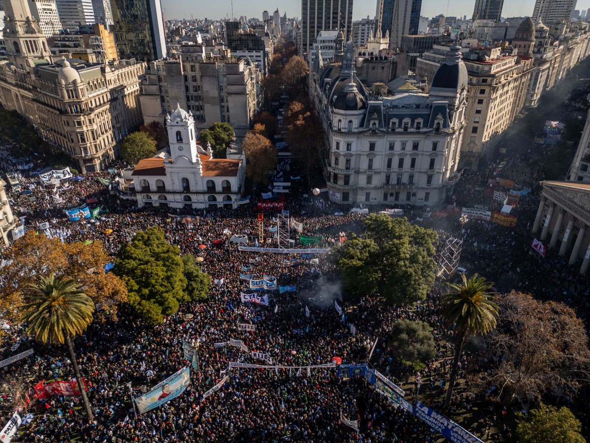 Argentina por Cristina: Apoiadores da ex-presidente se reunem na Praça de Maio, no centro de Buenos Aires (Foto: TOMAS CUESTA / AFP)