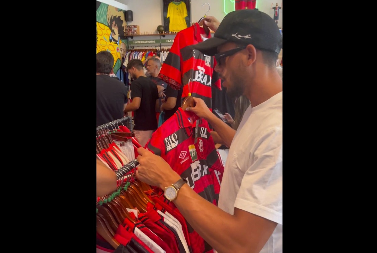 Matheus Nunes compra camisa do Flamengo durante folga no Mundial nos EUA Matheus Nunes, do Manchester City, procura camisa do Flamengo em loja esportiva nos Estados Unidos (Foto: Reprodução)