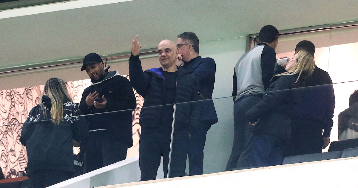 Xandão provoca reações ao exibir gesto polêmico em evento público Alexandre de Moraes, ministro do STF, faz gesto obsceno durante a partida entre Corinthians e Palmeiras pelas oitavas de final da Copa do Brasil (Foto: Alex Silva/Estadão)
