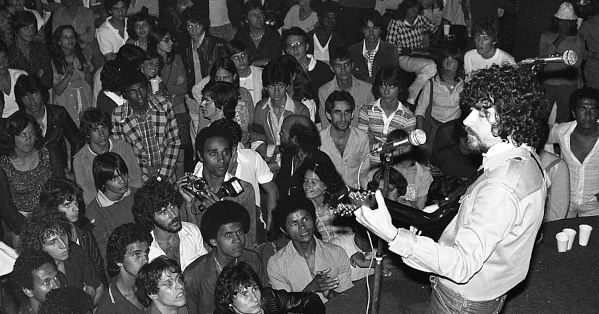 Raul Seixas é revelado em fotos inéditas de show histórico de 1979 Raul Seixas é revelado em fotos inéditas de show histórico de 1979