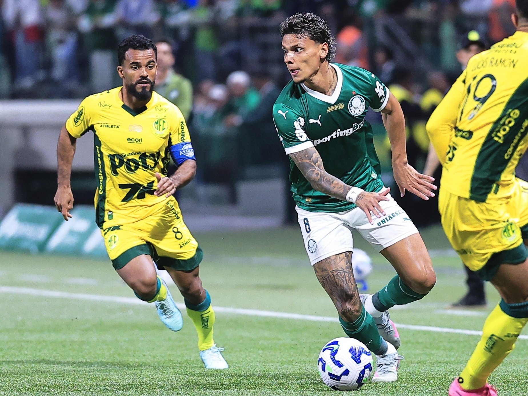 Richard Ríos em ação durante Palmeiras x Mirassol, confronto do Brasileirão (Foto: Ettore Chiereguini/AGIF)