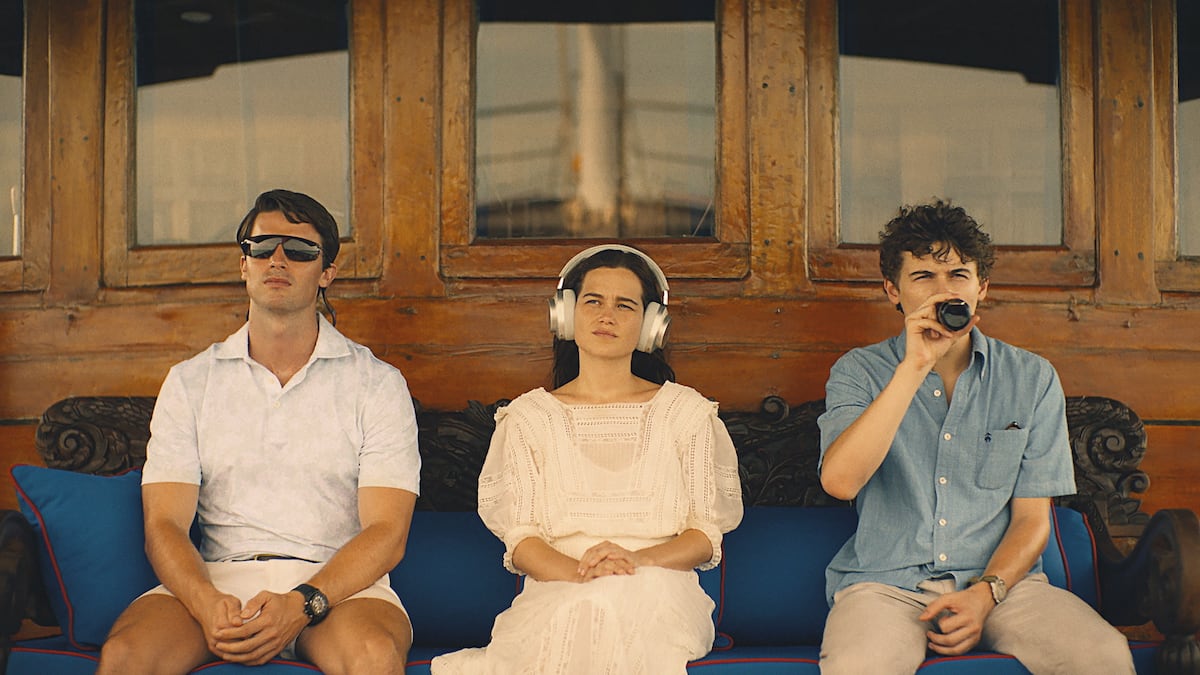 Fantasias sexuais de 2025 incluem machos alfa submissos e flertes com IA Patrick Schwarzenegger, Sarah Catherine Hook e Sam Nivola, os três irmãos da última temporada de 'The White Lotus'. (Foto: HBO)
