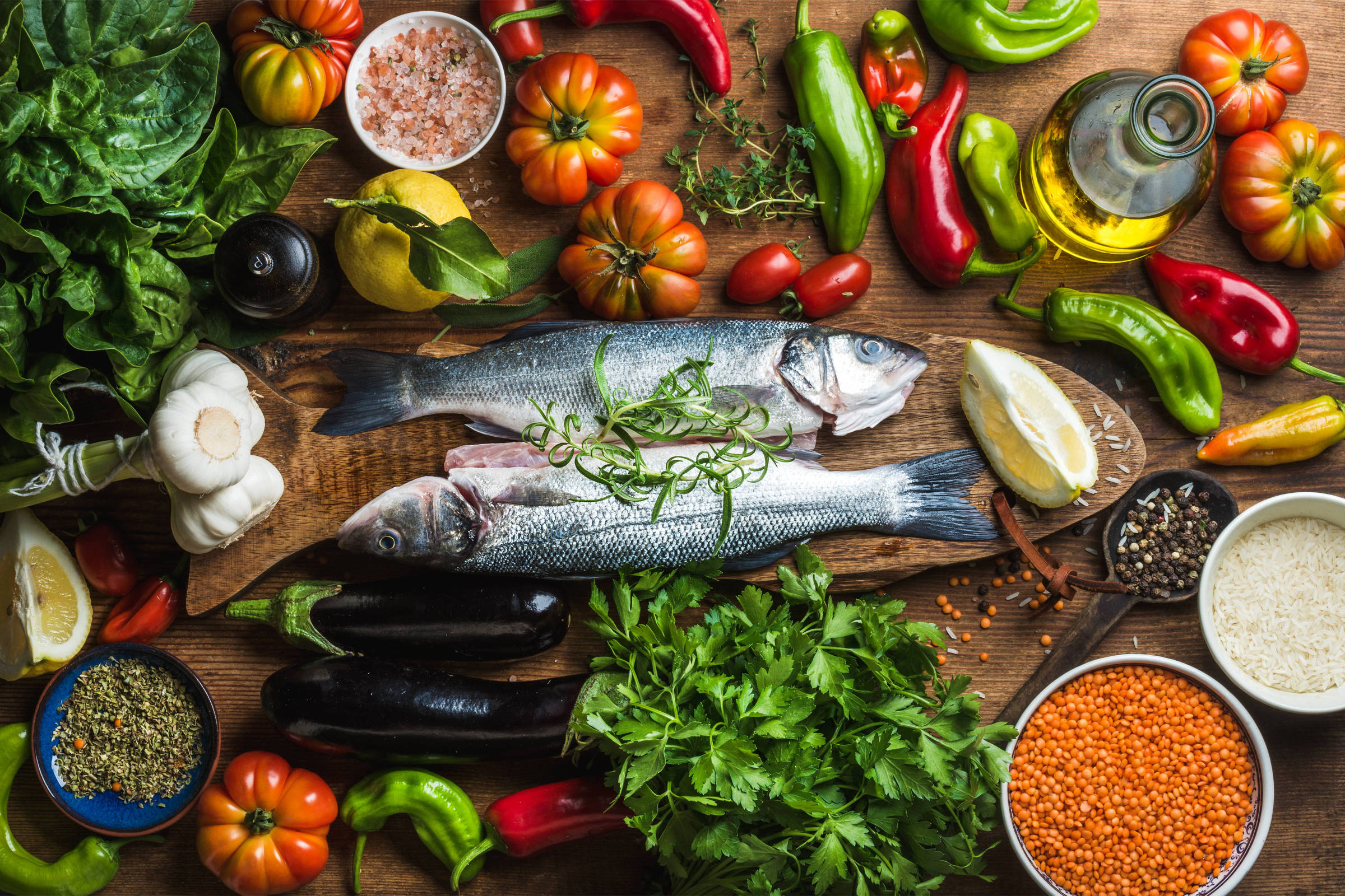 Dieta mediterrânea fortalece músculos e combate a sarcopenia em idosos A dieta mediterrânea é composta por pescados, hortaliças, frutas, grãos integrais, oleaginosas (castanhas, nozes e afins), lácteos magros, azeite de oliva e pouco espaço para a carne vermelha (Foto: sonyakamoz/Adobe Stock)