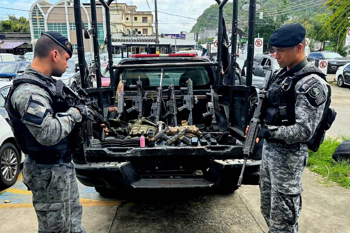 Fuzis apreendidos em operação da Polícia Militar na comunidade da Muzema, na zona norte do Rio, em outubro de 2024 (Foto: Governo do Rio de Janeiro - 30.out.24/Divulgação)