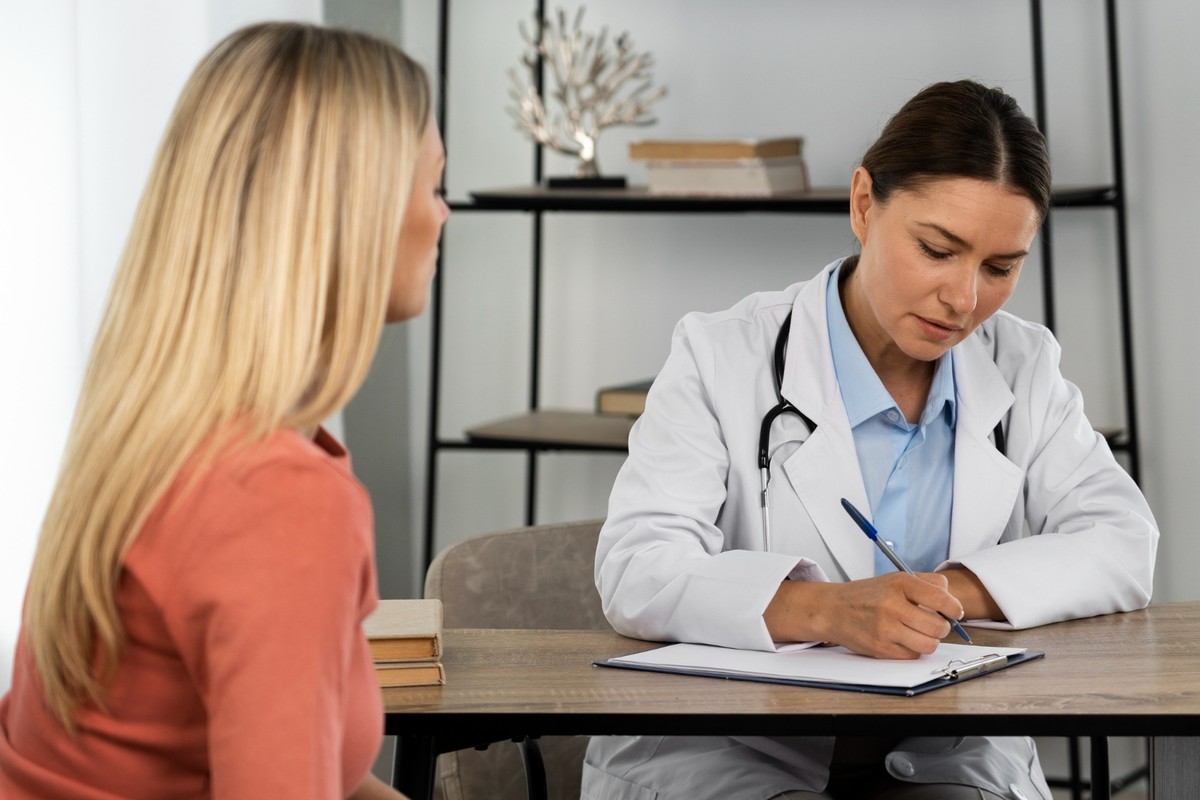 Médicos desvendam 10 mitos sobre menopausa, libido e alimentação na calorosa estação Menopausa vai muito além das ondas de calor: especialistas alertam para os mitos que ainda cercam essa fase natural da vida (Foto: Freepik)