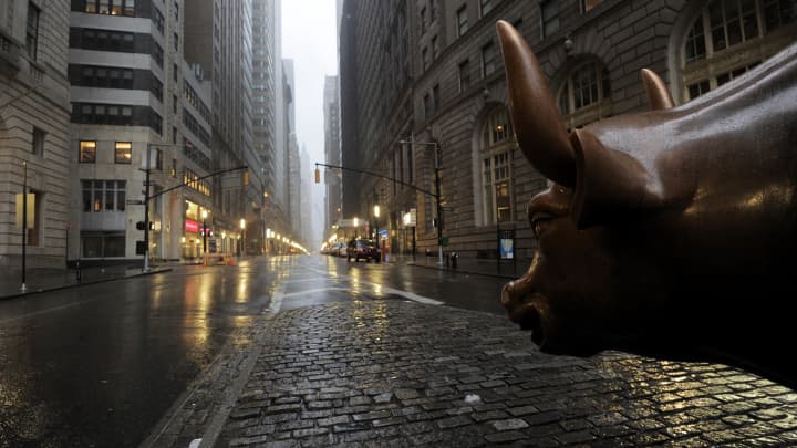 CFRA eleva previsão para S&P 500 com alta histórica do mercado de ações