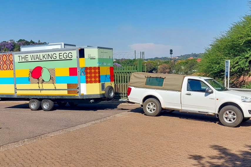 Primeiros bebês nascem após fertilização in vitro simplificada em laboratório móvel Um trailer pintado com "THE WALKING EGG" sendo rebocado por uma caminhonete. (Foto: Gerhard Boshoff)