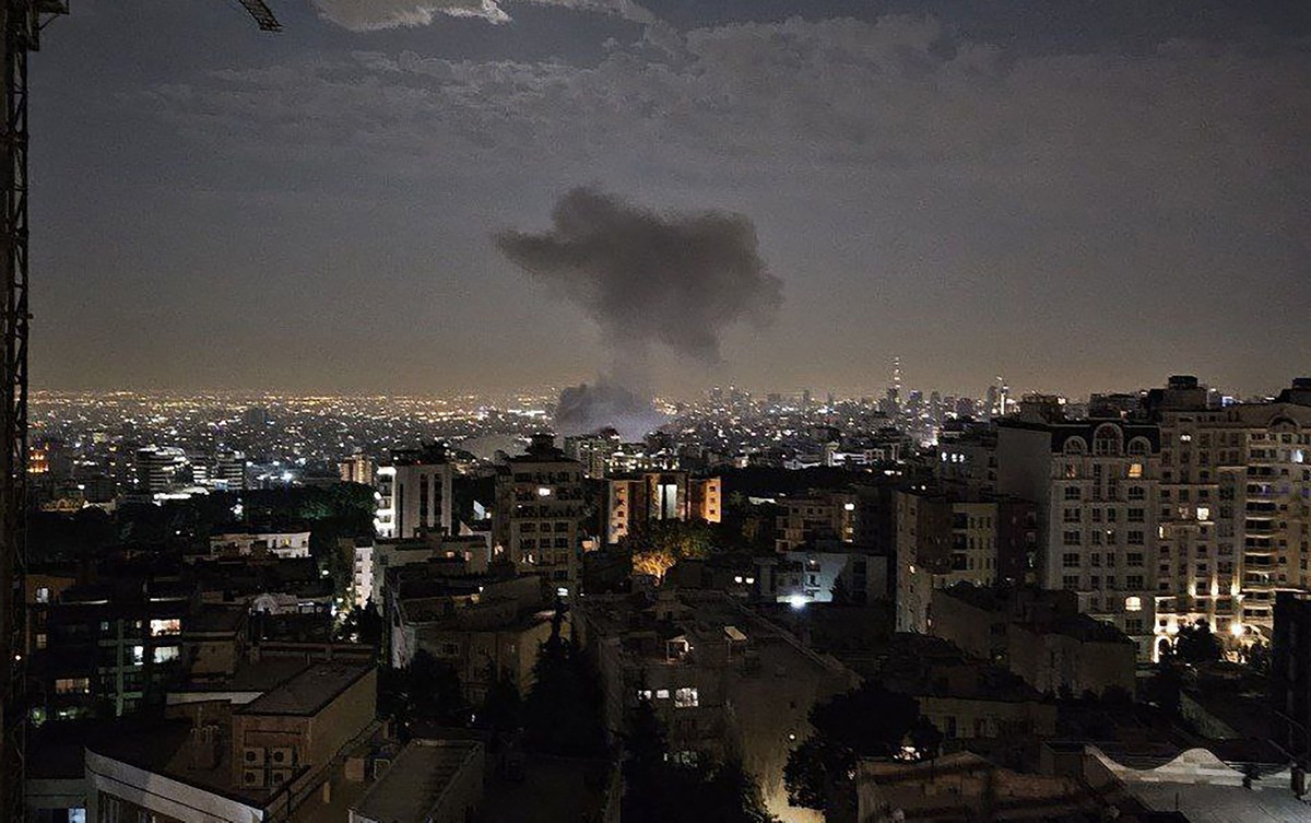 Fumaça sobe em Teerã após bombardeio israelense (Foto: Sepah News/AFP)